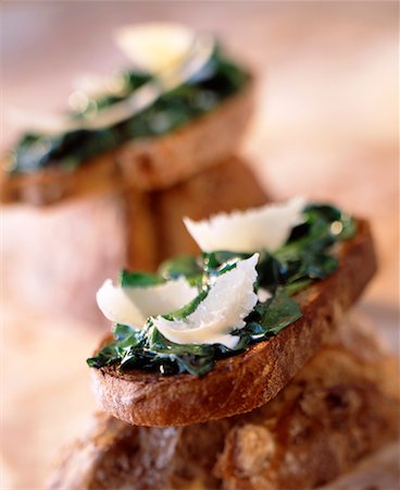 simsearch:825-02303525,k - spinach shoots and parmesan on bread Foto de stock - Direito Controlado, Número: 825-02303261