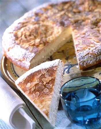 sliced almond - tarte tropézienne Photographie de stock - Rights-Managed, Code: 825-02303263