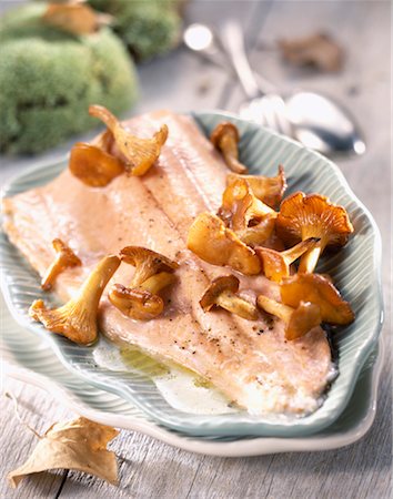 salmon fillet with chanterelles and butter sauce Stock Photo - Rights-Managed, Code: 825-02303351