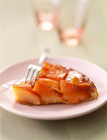 sliced almond - Tarte Tatin aux coings Photographie de stock - Rights-Managed, Code: 825-02303892