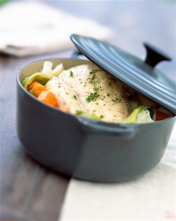 ferro fundido - chicken boiled with vegetables Foto de stock - Direito Controlado, Número: 825-02303963