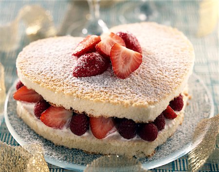 powdered sugar - heart-shaped strawberry cream dessert Stock Photo - Rights-Managed, Code: 825-02303987
