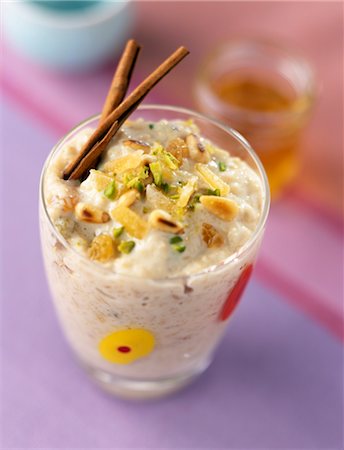 flocons d'avoine - Bouillie avec fruits secs Photographie de stock - Rights-Managed, Code: 825-02669932