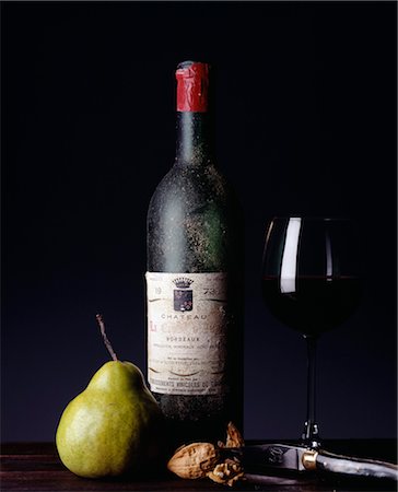 staubig - Alter Bordeaux Wein mit einer Birne und Walnüssen Stockbilder - Lizenzpflichtiges, Bildnummer: 825-03626877