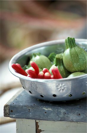 drain nobody - Raw round courgettes and radishes Stock Photo - Rights-Managed, Code: 825-03626886