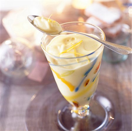 simsearch:652-03800976,k - Dessert Sabayon de Champagne Photographie de stock - Rights-Managed, Code: 825-03626896