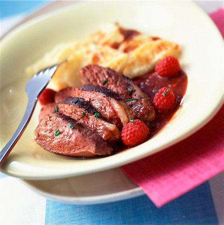 simsearch:825-03627991,k - Fillets of duck breast with raspberries Stock Photo - Rights-Managed, Code: 825-03626929