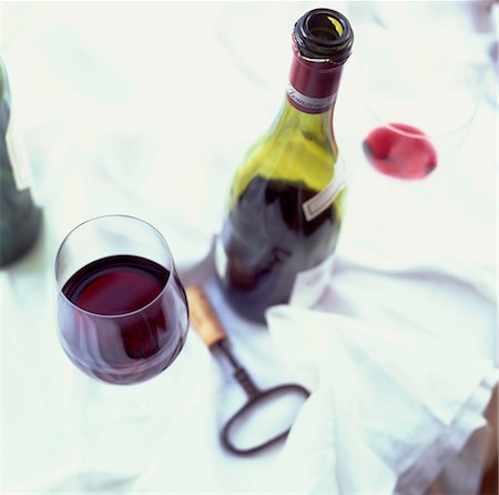 simsearch:825-05814348,k - Glas und eine Flasche Rotwein Stockbilder - Lizenzpflichtiges, Bildnummer: 825-03626945