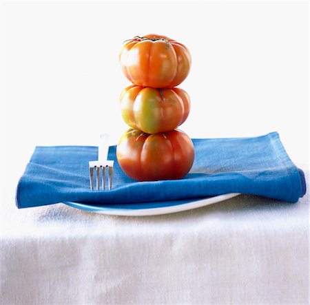 simsearch:825-03626988,k - Fourche, serviette et tomates empilées Photographie de stock - Rights-Managed, Code: 825-03626987