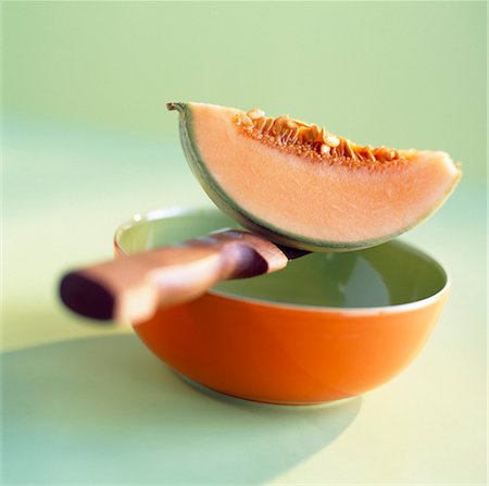 simsearch:656-04926504,k - Slice of melon on bowl with knife Foto de stock - Con derechos protegidos, Código: 825-03627020