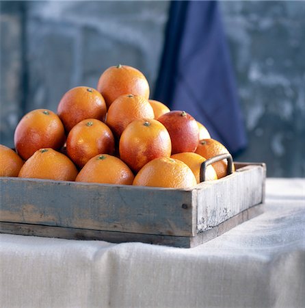 Pyramid of oranges on a tray Stock Photo - Rights-Managed, Code: 825-03627038