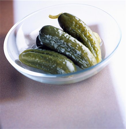 pickles and gherkin aperitif - Cornichons dans le bol en verre Photographie de stock - Rights-Managed, Code: 825-03627069