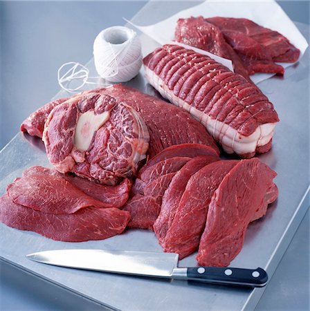 Raw cuts of meat with knife and string Foto de stock - Con derechos protegidos, Código: 825-03627063