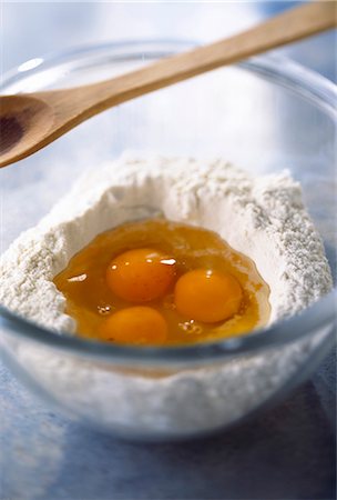 simsearch:825-03628058,k - Frischen Pasta machen: Eiern und Mehl in eine Schüssel geben Stockbilder - Lizenzpflichtiges, Bildnummer: 825-03627073