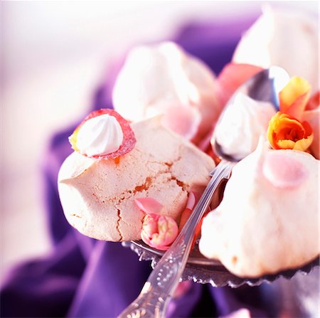 simsearch:652-03803468,k - Meringues avec crème fouettée Photographie de stock - Rights-Managed, Code: 825-03627083