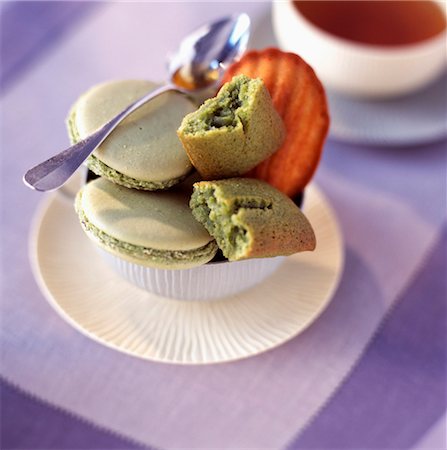 simsearch:652-06818739,k - Macaron, financier biscuit génoise et gâteau madeleine aromatisées au thé Photographie de stock - Rights-Managed, Code: 825-03627129