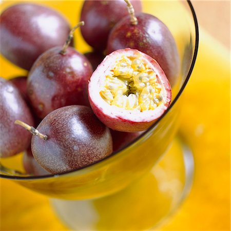 purple granadilla images - Passion fruit in bowl Stock Photo - Rights-Managed, Code: 825-03627153