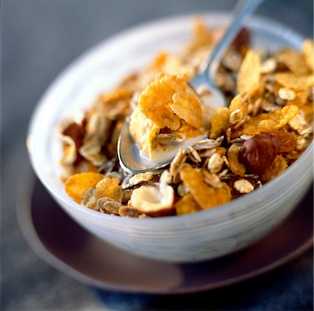 Bowl of muesli with dried fruit Foto de stock - Con derechos protegidos, Código: 825-03627182