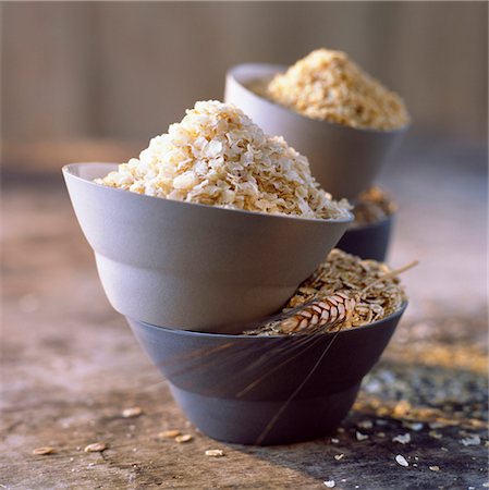 spelt - Bowls of cereal flakes Foto de stock - Con derechos protegidos, Código: 825-03627183