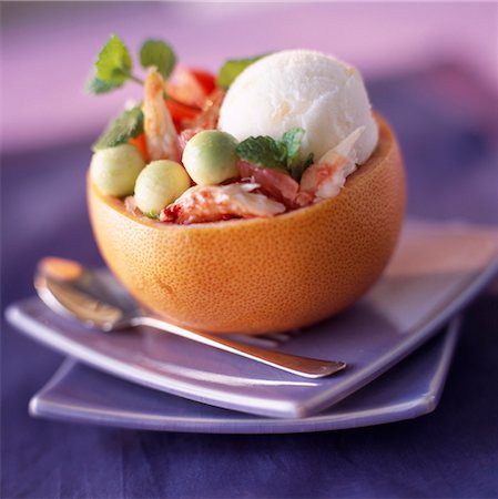 simsearch:652-03800443,k - Grapefruit filled with lemon sorbet, crab and avocado Foto de stock - Con derechos protegidos, Código: 825-03627230