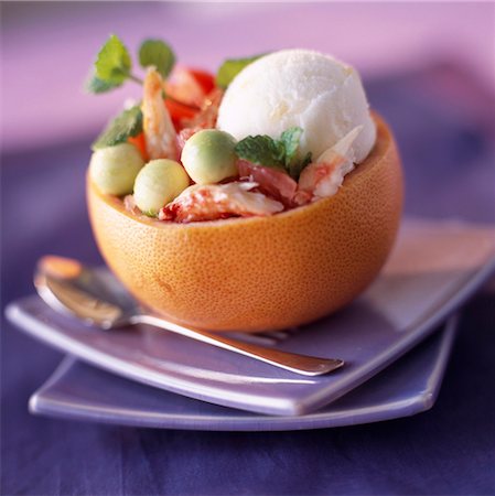 simsearch:652-03634530,k - Grapefruit filled with lemon sorbet, crab and avocado Foto de stock - Con derechos protegidos, Código: 825-03627230