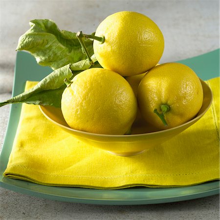 Lemons in dish Foto de stock - Direito Controlado, Número: 825-03627260