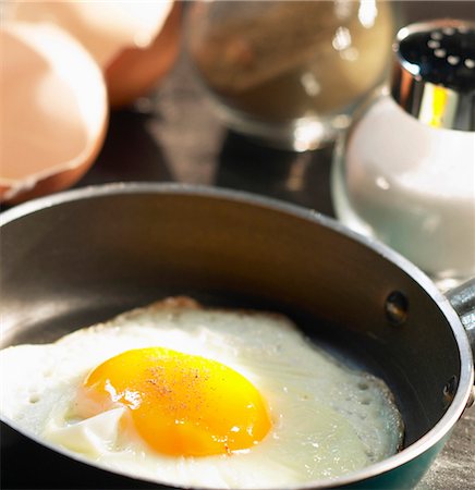 saleiro - Fried egg in pan Foto de stock - Direito Controlado, Número: 825-03627297