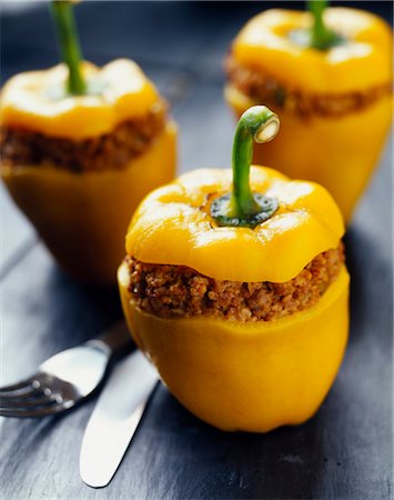 stuffing - Yellow peppers stuffed with eggplants Foto de stock - Con derechos protegidos, Código: 825-03627386