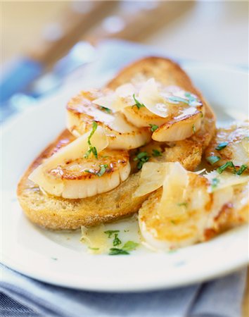 simsearch:825-05986247,k - Pan-fried scallops and parmesan on toast Foto de stock - Con derechos protegidos, Código: 825-03627533