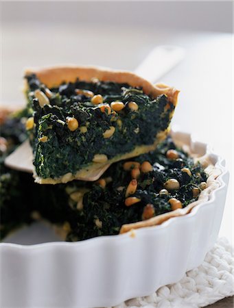 simsearch:652-03799966,k - Spinach and pine nut tart Foto de stock - Con derechos protegidos, Código: 825-03627716