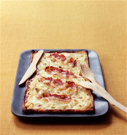 simsearch:652-05807341,k - Tarte flambée Photographie de stock - Rights-Managed, Code: 825-03627789