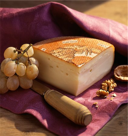 simsearch:825-03628817,k - Port-Salut cheese Fotografie stock - Rights-Managed, Codice: 825-03627902