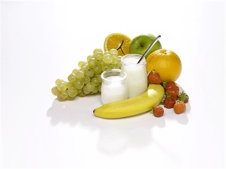 Yaourts nature avec fruits frais Photographie de stock - Rights-Managed, Code: 825-03627920