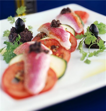 simsearch:652-03800443,k - Red mullet fillet salad with tomatoes and courgettes Foto de stock - Con derechos protegidos, Código: 825-03627987