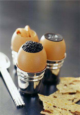 sea urchin - Soft-boiled eggs with caviar,truffles and sea urchins Foto de stock - Con derechos protegidos, Código: 825-03628036