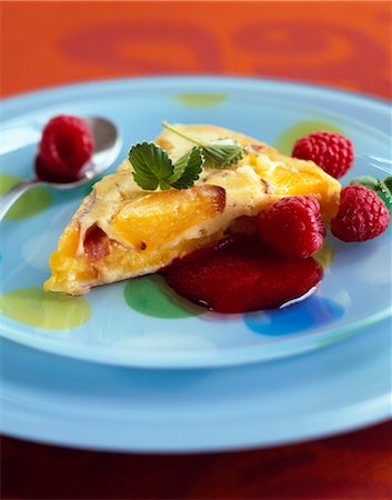 simsearch:652-03633107,k - Tarte aux pêche et coulis de framboises Photographie de stock - Rights-Managed, Code: 825-03628095