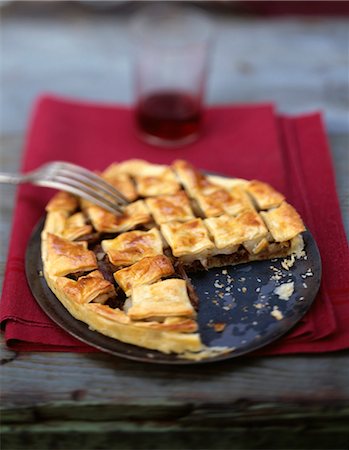 Meat and jerusalem artichoke pie Stock Photo - Rights-Managed, Code: 825-03628152