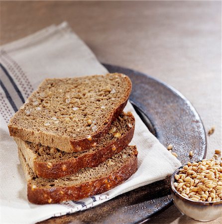 rye bread - Dark deutsch bread Foto de stock - Con derechos protegidos, Código: 825-03628163