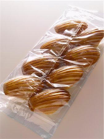 eingewickelt - Pack de madeleines Photographie de stock - Rights-Managed, Code: 825-03628250