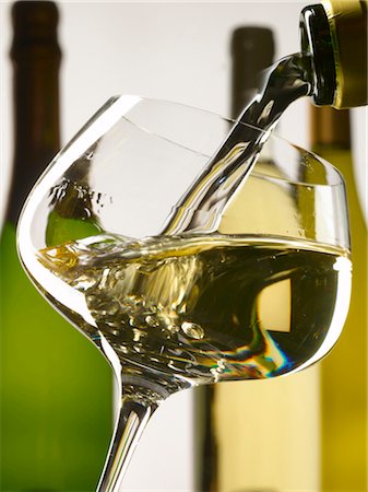 simsearch:652-03802344,k - Pouring a glass of white wine Foto de stock - Con derechos protegidos, Código: 825-03628263
