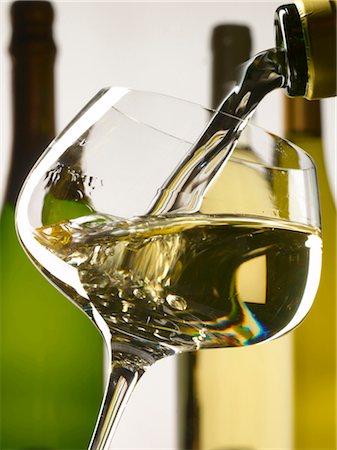 simsearch:695-05778523,k - Gießen ein Glas Weißwein Stockbilder - Lizenzpflichtiges, Bildnummer: 825-03628263