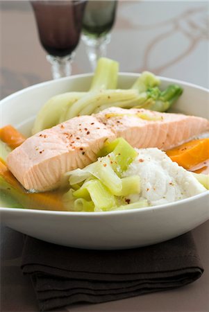 simsearch:652-03803000,k - Steam-cooked piece of salmon with vegetables Foto de stock - Con derechos protegidos, Código: 825-03628278