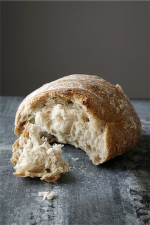 rustic bread - Round farmhouse loaf Foto de stock - Con derechos protegidos, Código: 825-03628287