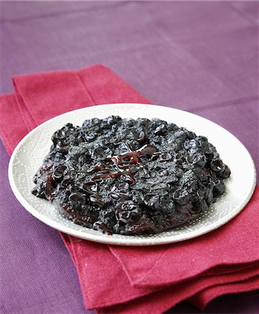 simsearch:652-03799966,k - Up-side down black berries tart Foto de stock - Con derechos protegidos, Código: 825-03628293