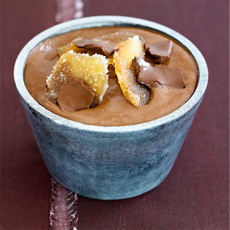 Schoko-Mousse mit Ingwer confit Stockbilder - Lizenzpflichtiges, Bildnummer: 825-03628323