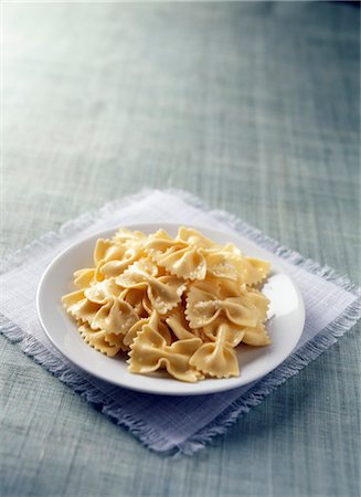 plain - Assiette de pâtes Farfalle Photographie de stock - Rights-Managed, Code: 825-03628566