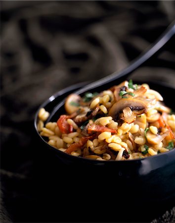 simsearch:652-03803176,k - Blésotto aux champignons Photographie de stock - Rights-Managed, Code: 825-03628618
