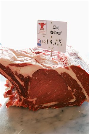 Raw beef chop at the butcher's Foto de stock - Con derechos protegidos, Código: 825-03628647