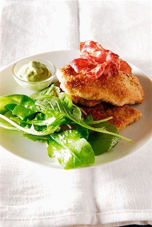 simsearch:825-05988123,k - Escalope panée avec mozzarella et salade de jambon, roquette et épinards cru, sauce à l'estragon Photographie de stock - Rights-Managed, Code: 825-03628655