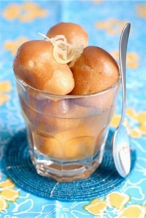 simsearch:652-03633165,k - Mini Babas lemoncello, rhum et citron Photographie de stock - Rights-Managed, Code: 825-03628666